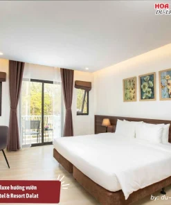 Phòng Premium Deluxe Hướng Vườn tại Cereja Hotel và Resort Dalat có diện tích 30m2, được thiết kế với ban công riêng, được trang bị đầy đủ tiện nghi như dụng cụ pha trà, minibar, tủ lạnh, ấm đun nước điện, dịch vụ báo thức, nước nóng, bàn làm việc, ghế ngồi, đồ là ủi, két an toàn, sàn lát gạch, cách âm, quạt, TV