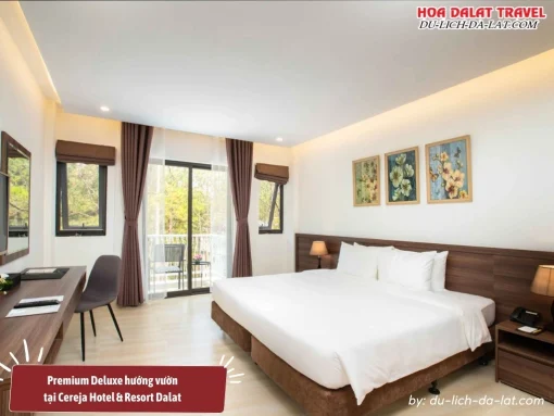 Phòng Premium Deluxe Hướng Vườn tại Cereja Hotel và Resort Dalat có diện tích 30m2, được thiết kế với ban công riêng, được trang bị đầy đủ tiện nghi như dụng cụ pha trà, minibar, tủ lạnh, ấm đun nước điện, dịch vụ báo thức, nước nóng, bàn làm việc, ghế ngồi, đồ là ủi, két an toàn, sàn lát gạch, cách âm, quạt, TV