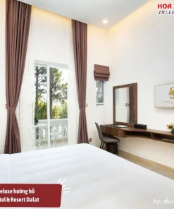 Phòng Premium Deluxe Hướng Hồ tại Cereja Hotel và Resort Dalat có diện tích 33m2, với ban công rộng rãi hướng ra hồ Tuyền Lâm, tiện nghi phòng hiện đại và đầy đủ