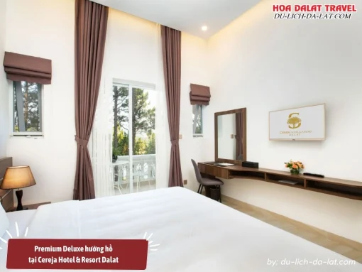 Phòng Premium Deluxe Hướng Hồ tại Cereja Hotel và Resort Dalat có diện tích 33m2, với ban công rộng rãi hướng ra hồ Tuyền Lâm, tiện nghi phòng hiện đại và đầy đủ