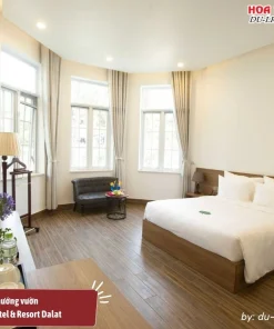 Phòng Suite Hướng Vườn tại Cereja Hotel và Resort Dalat có diện tích 42m2, với tiện nghi phòng cao cấp, nội thất gỗ sang trọng với giường King size êm ái, sofa tiện nghi, không gian thư giãn và gần gũi với thiên nhiên