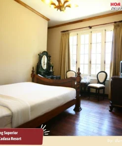 Phòng Superior của Cadasa Resort Dalat có diện tích khoảng 18m2, trang bị 1 giường đôi, tiện nghi trong phòng bao gồm TV, bàn làm việc và phòng tắm riêng