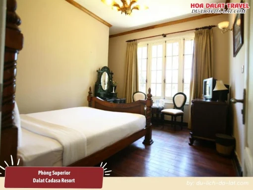 Phòng Superior của Cadasa Resort Dalat có diện tích khoảng 18m2, trang bị 1 giường đôi, tiện nghi trong phòng bao gồm TV, bàn làm việc và phòng tắm riêng