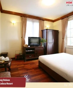 Phòng Deluxe tại Dalat Cadasa Resort có diện tích 22m2, trang bị 1 giường đôi, được thiết kế rộng rãi, thoáng mát, trang bị đầy đủ tiện nghi như minibar, két an toàn, bàn làm việc