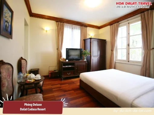 Phòng Deluxe tại Dalat Cadasa Resort có diện tích 22m2, trang bị 1 giường đôi, được thiết kế rộng rãi, thoáng mát, trang bị đầy đủ tiện nghi như minibar, két an toàn, bàn làm việc