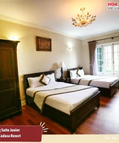 Phòng Suite Junior tại Dalat Cadasa Resort diện tích khoảng 25-28m2, được trang bị hai giường đơn, nội thất mang phong cách tân cổ điển