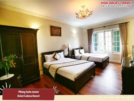 Phòng Suite Junior tại Dalat Cadasa Resort diện tích khoảng 25-28m2, được trang bị hai giường đơn, nội thất mang phong cách tân cổ điển