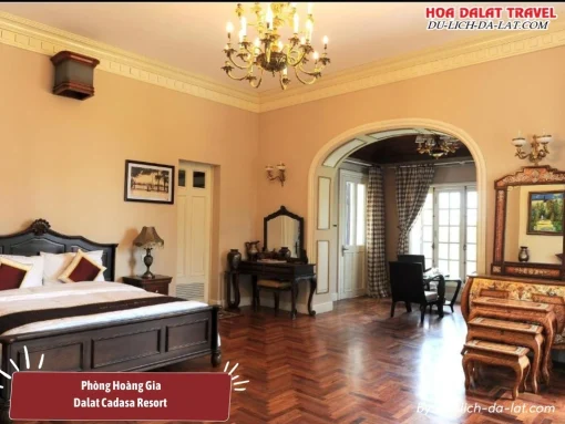 Phòng Hoàng Gia tại Dalat Cadasa Resort có diện tích 140m2, được trang bị một giường đôi cực lớn, nội thất phòng mang phong cách cổ điển với lò sưởi, bàn ghế sofa, bàn làm việc và minibar