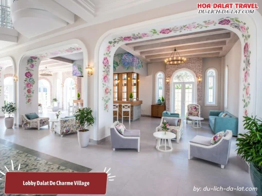 Sảnh chính (lobby) của khách sạn Dalat De Charme Village được thiết kế tinh tế, và sang trọng