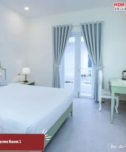 De Charme Room 1 rộng 20m2, trang bị 1 giường đôi, có ban công và không gian thoáng đãng