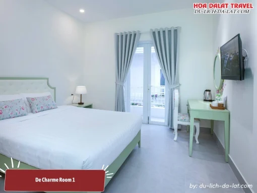 De Charme Room 1 rộng 20m2, trang bị 1 giường đôi, có ban công và không gian thoáng đãng