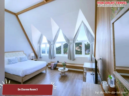 De Charme Room 3 tại Dalat De Charme Village là lựa chọn lý tưởng cho nhóm bạn hoặc gia đình nhỏ, có diện tích khoảng 30m2, được trang bị 2 giường đôi, trang bị đầy đủ tiện nghi nhằm mang lại sự thoải mái cho du khách