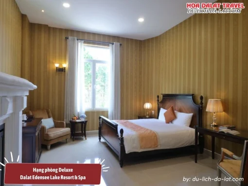 Phòng Deluxe tại Edensee Lake Resort Dalat có diện tích 40m2, có ban công rộng view hướng đồi thông, ghế ngồi, ghế sofa đơn, bồn tắm,