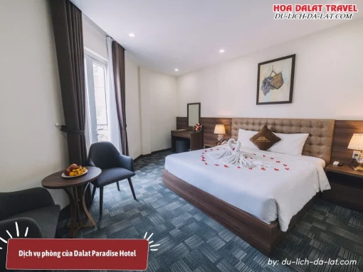 Phòng nghỉ Dalat Paradise Hotel có tiện nghi cao cấp như điều hòa, minibar, két an toàn, bàn làm việc, tủ quần áo, phòng tắm riêng