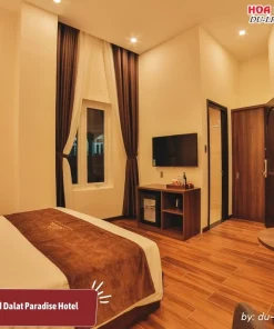 Phòng Standard tại Dalat Paradise Hotel trang nhã và đầy đủ tiện nghi có diện tích khoảng 20m2, trang bị giường đôi, tivi, minibar, tủ quần áo, cửa sổ với rèm che