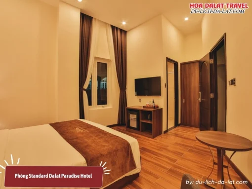 Phòng Standard tại Dalat Paradise Hotel trang nhã và đầy đủ tiện nghi có diện tích khoảng 20m2, trang bị giường đôi, tivi, minibar, tủ quần áo, cửa sổ với rèm che