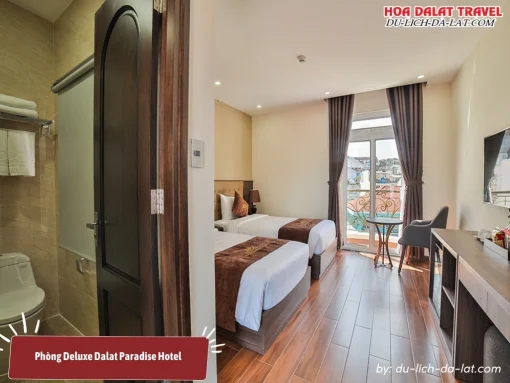 Phòng Deluxe tại Dalat Paradise Hotel được trang bị giường cỡ queen và có diện tích khoảng 25m2, nội thất trang nhã, tinh giản nhưng đầy đủ tiện nghi