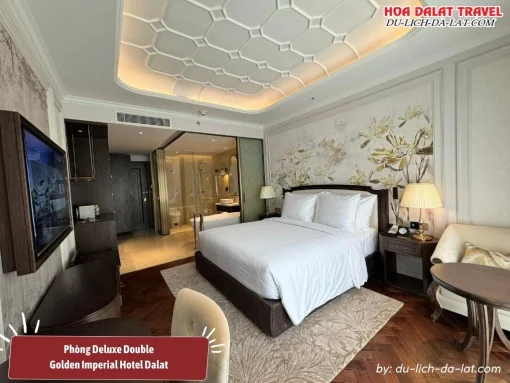 Phòng Deluxe Double tại Golden Imperial Hotel Đà Lạt thoải mái và tiện nghi có diện tích khoảng 28m2, được trang bị giường đôi, minibar, két an toàn, bàn làm việc và phòng tắm riêng