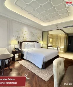 Phòng Executive Deluxe tại Golden Imperial Hotel Đà Lạt có diện tích khoảng 32m2, được trang bị giường đôi lớn, minibar, két an toàn, bàn làm việc và phòng tắm riêng