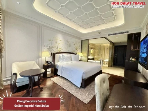 Phòng Executive Deluxe tại Golden Imperial Hotel Đà Lạt có diện tích khoảng 32m2, được trang bị giường đôi lớn, minibar, két an toàn, bàn làm việc và phòng tắm riêng