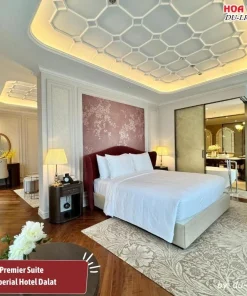 Phòng Premier Suite tại Golden Imperial Hotel Đà Lạt có diện tích 56m2 được trang bị giường đôi thoải mái và ban công riêng với đầy đủ tiện nghi hiện đại như TV màn hình phẳng, minibar, két an toàn và phòng tắm