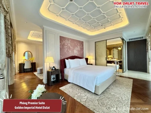 Phòng Premier Suite tại Golden Imperial Hotel Đà Lạt có diện tích 56m2 được trang bị giường đôi thoải mái và ban công riêng với đầy đủ tiện nghi hiện đại như TV màn hình phẳng, minibar, két an toàn và phòng tắm