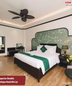 Phòng Superior Double tại Goldient Boutique Hotel có diện tích khoảng 30m2, trang bị giường đôi lớn, tiện nghi TV màn hình phẳng 55 inch, phòng tắm riêng với vòi sen, máy điều hòa và cách âm tốt