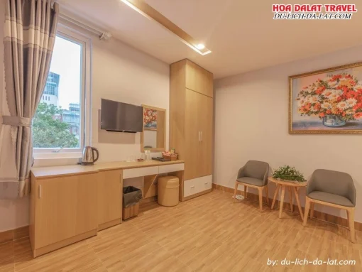 Tiện nghi trong phòng nghỉ ở khách sạn Interstella Đà Lạt gồm điều hòa, TV, minibar, két sắt, bàn làm việc