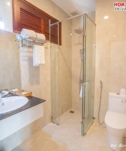 Tiện nghi phòng tắm của khách sạn Interstella Đà Lạt với đồ dùng cá nhân miễn phí