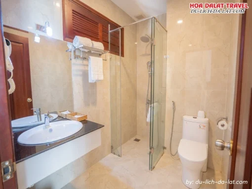 Tiện nghi phòng tắm của khách sạn Interstella Đà Lạt với đồ dùng cá nhân miễn phí
