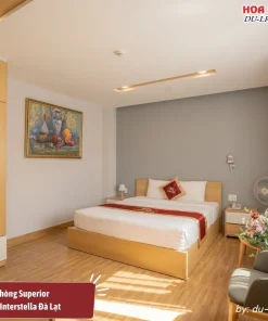 Hạng phòng Superior tại khách sạn Interstella Đà Lạt có diện tích khoảng 30m2, trang bị một giường đôi cỡ lớn, đầy đủ tiện nghi hiện đại