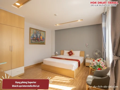 Hạng phòng Superior tại khách sạn Interstella Đà Lạt có diện tích khoảng 30m2, trang bị một giường đôi cỡ lớn, đầy đủ tiện nghi hiện đại