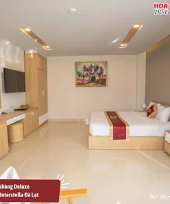 Hạng phòng Deluxe tại khách sạn Interstella Đà Lạt diện tích khoảng 32m2, trang bị một giường đôi lớn, bàn làm việc, tủ quần áo, tv, minibar