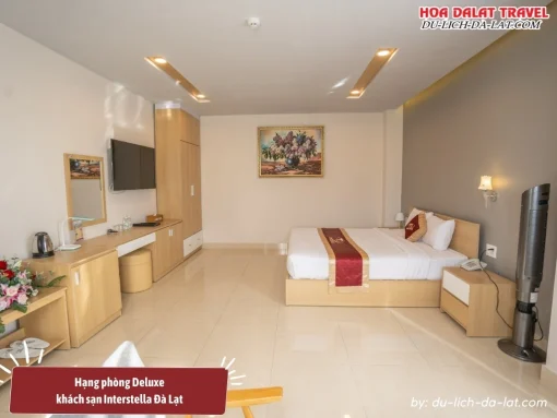 Hạng phòng Deluxe tại khách sạn Interstella Đà Lạt diện tích khoảng 32m2, trang bị một giường đôi lớn, bàn làm việc, tủ quần áo, tv, minibar