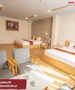 Hạng phòng VIP tại khách sạn Interstella Đà Lạt rộng 45m2, trang bị bàn trà riêng và sofa sang trọng, tiện nghi cao cấp