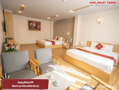 Hạng phòng VIP tại khách sạn Interstella Đà Lạt rộng 45m2, trang bị bàn trà riêng và sofa sang trọng, tiện nghi cao cấp