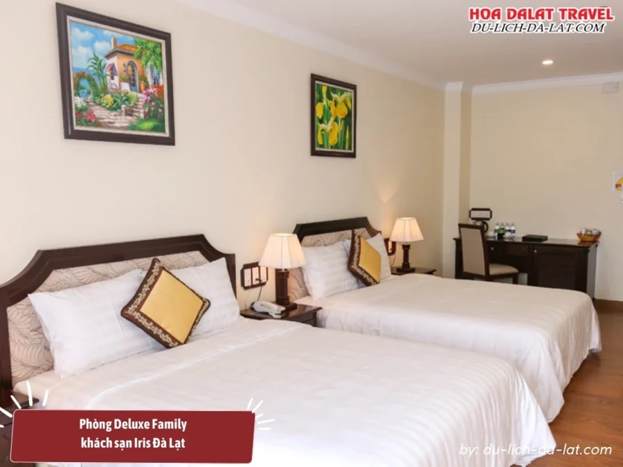 Phòng Deluxe Family tại khách sạn Iris Đà Lạt diện tích khoảng 35m2, trang bị 2 giường đôi, tiện nghi đầy đủ