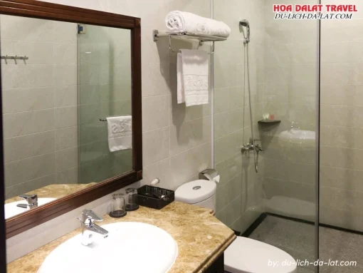 Tiện nghi phòng WC ở khách sạn Iris Đà Lạt