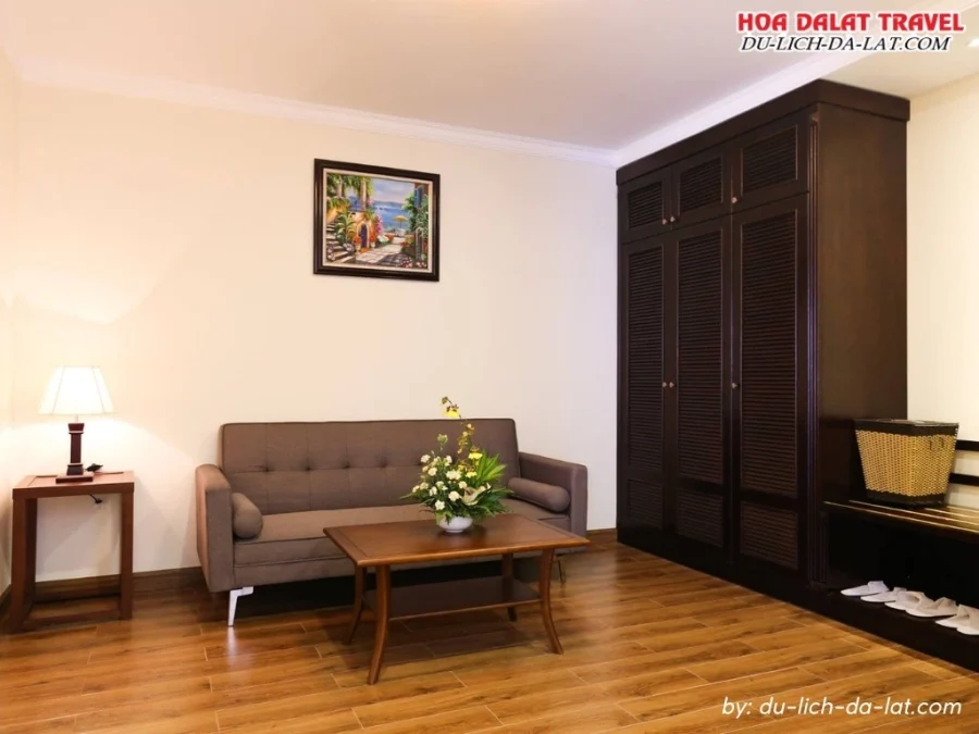 Phòng nghỉ cao cấp có phòng tiếp khách riêng và sofa hiện đại của khách sạn Iris Đà Lạt