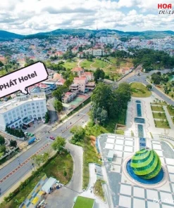 Ngọc Phát Hotel có vị trí đối diện quảng trường Lâm Viên Đà Lạt