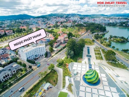 Ngọc Phát Hotel có vị trí đối diện quảng trường Lâm Viên Đà Lạt