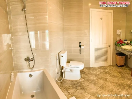 Tiện nghi phòng tắm ở khách sạn Ngọc Phát Đà Lạt