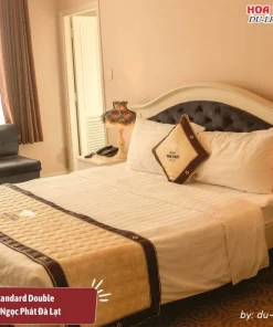 Phòng Standard Double tại khách sạn Ngọc Phát Đà Lạt có diện tích khoảng 26m2, trang bị 1 giường đôi, đầy đủ tiện nghi
