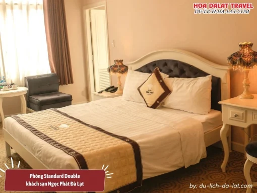 Phòng Standard Double tại khách sạn Ngọc Phát Đà Lạt có diện tích khoảng 26m2, trang bị 1 giường đôi, đầy đủ tiện nghi