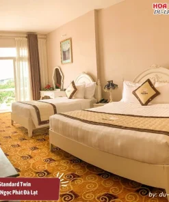 Phòng Standard Twin tại khách sạn Ngọc Phát Đà Lạt có diện tích khoảng 25m2, trang bị 2 giường đơn, phòng tắm riêng đầy đủ tiện nghi