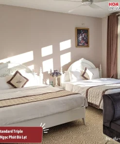 Phòng Standard Triple tại khách sạn Ngọc Phát Đà Lạt có diện tích khoảng 30m2, trang bị 1 giường đôi và 1 giường đơn, có cửa sổ thoáng mát