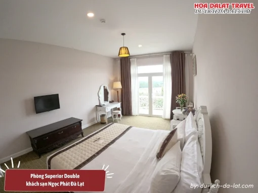 Phòng Superior Double tại Khách sạn Ngọc Phát Đà Lạt có diện tích khoảng 32m2, được trang bị đầy đủ tiện nghi như giường đôi cỡ queen, bồn tắm, minibar, tủ lạnh