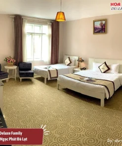 Phòng Deluxe Family tại khách sạn Ngọc Phát Đà Lạt rộng rãi, có diện tích khoảng 38m2, trang bị hai giường đôi cỡ lớn, tiện nghi trong phòng đầy đủ
