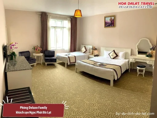 Phòng Deluxe Family tại khách sạn Ngọc Phát Đà Lạt rộng rãi, có diện tích khoảng 38m2, trang bị hai giường đôi cỡ lớn, tiện nghi trong phòng đầy đủ