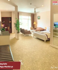 Phòng Suite tại khách sạn Ngọc Phát Đà Lạt gồm một phòng ngủ lớn, không gian thoải mái, có khu vực làm việc, phòng khách và quầy bar riêng